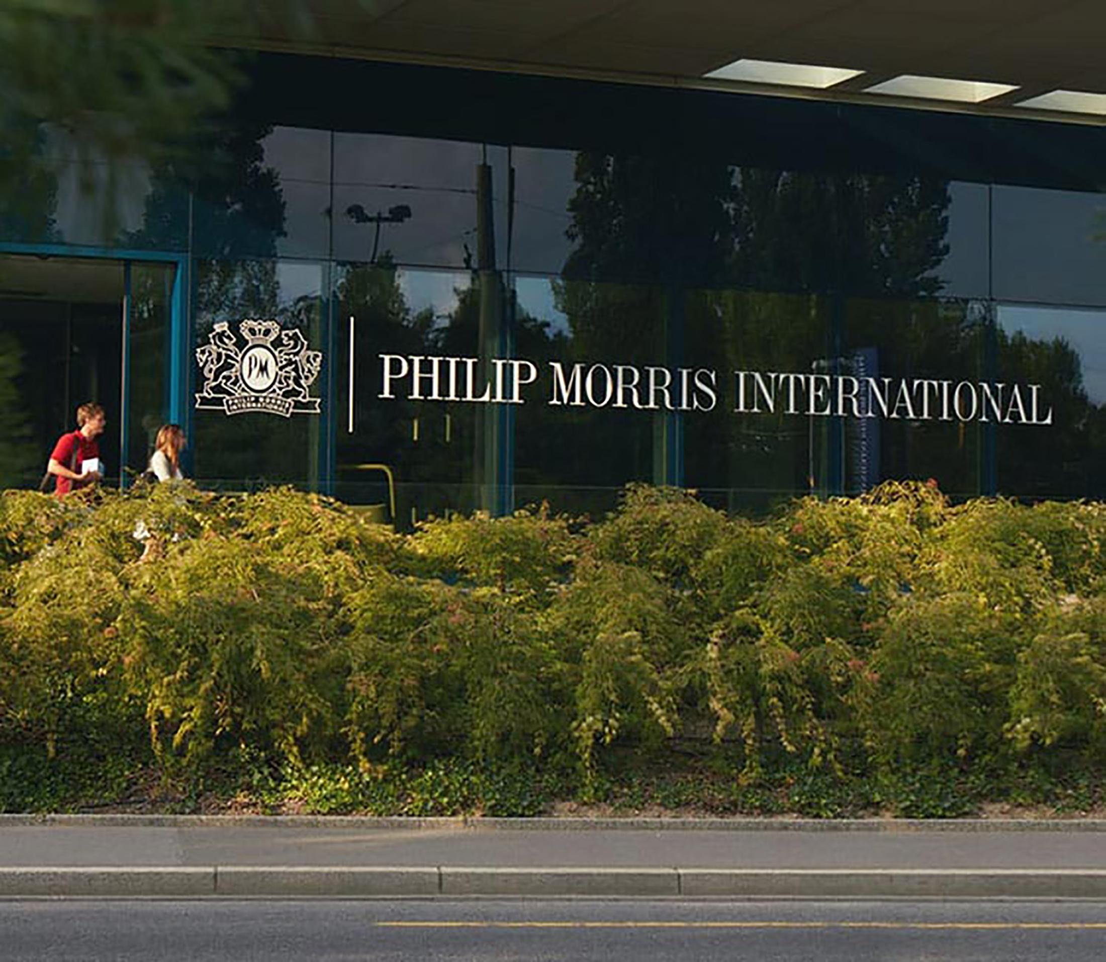 Компания филип моррис. Philip Morris International в России. Philip Morris International штаб квартира. Philip Morris логотип.